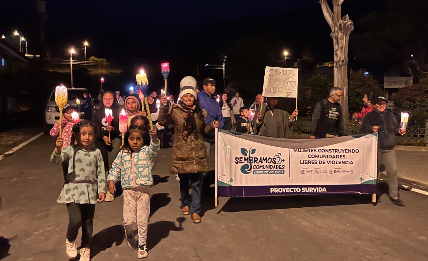 Marcha nocturna de sensibilización contra la violencia