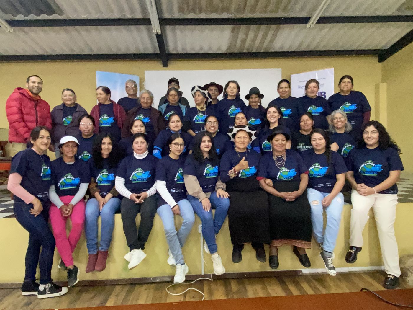 Mujeres del proyecto SURVIDA presentando su organización